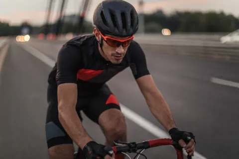Ciclista pedalando em alta velocidade